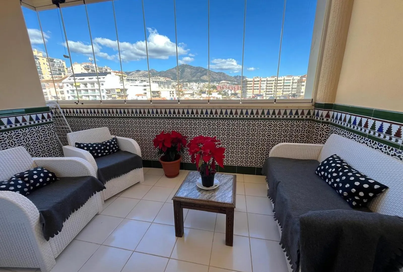 Santa Julia 3 Dormitorios, Nuevo, Moderno 푸엔히롤라 아파트
